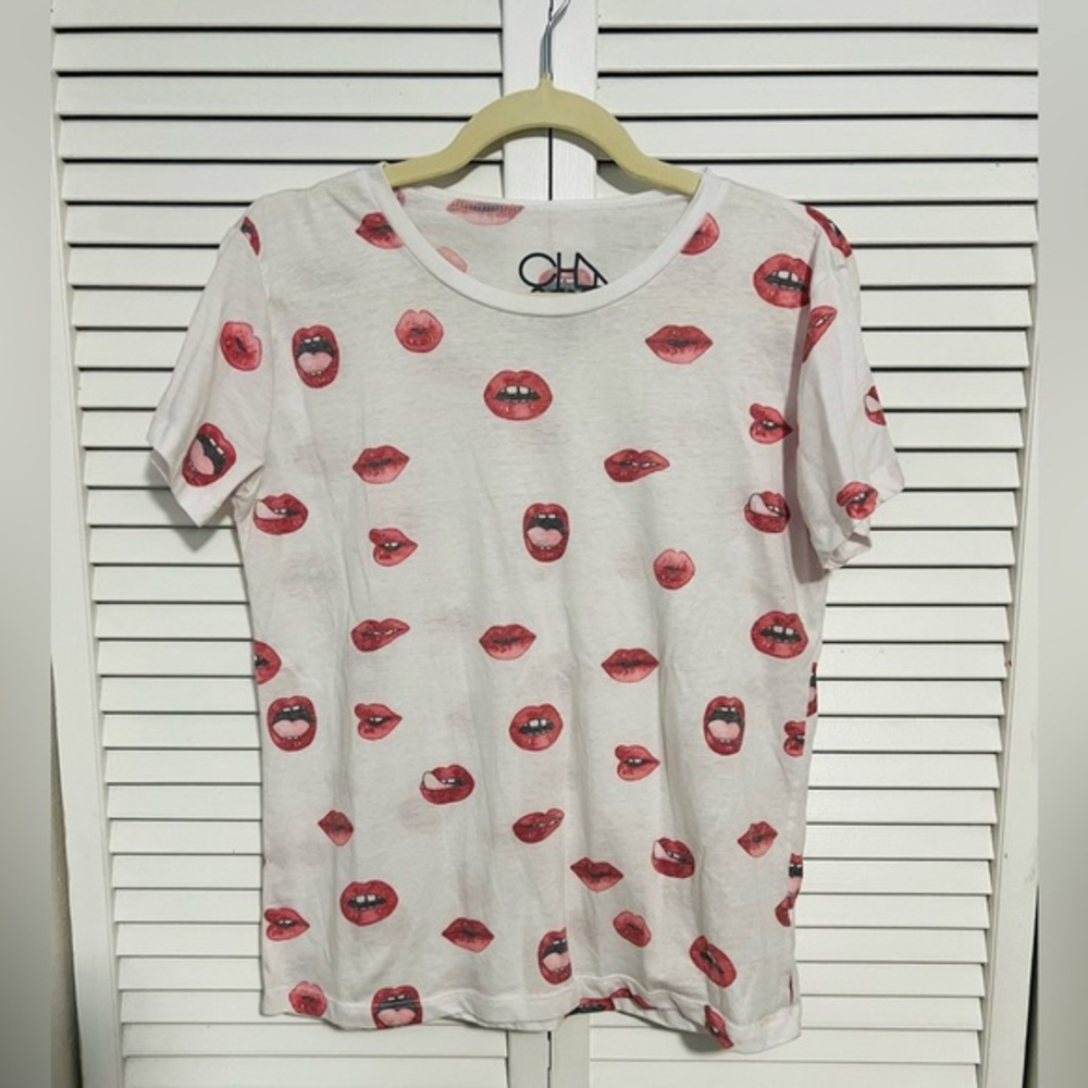 Chaser white top with lips print